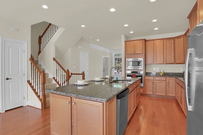 Building Photo - Luxury Living in Meadowvale – 4BR/3.5BA Du...