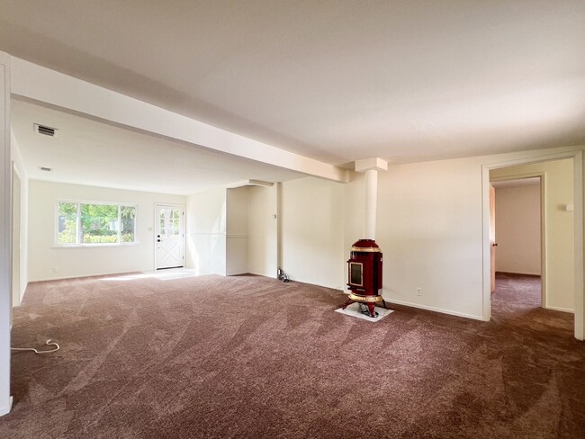 Building Photo - Three Bedroom St. Helena Home with Stunnin...
