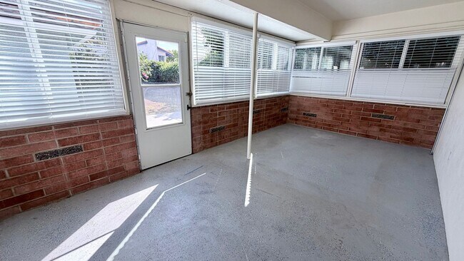 Building Photo - Spacious 3 Bed 2 Bath Home in Sunset Cliffs with Detached Garage & Private Backyard
