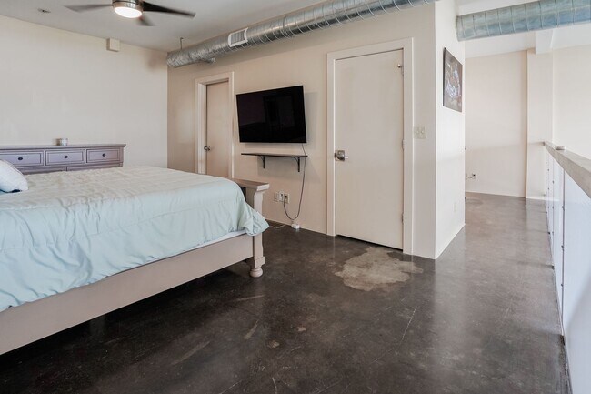 Building Photo - Fully Furnished Mid-Term 2-Level Condo | 1,549 Sq Ft | Private Parking | Shared Living