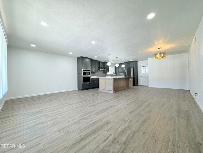 Building Photo - 5801 Beaumont Pl