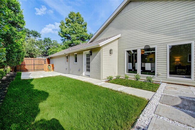 Building Photo - 2907 Fontana Dr