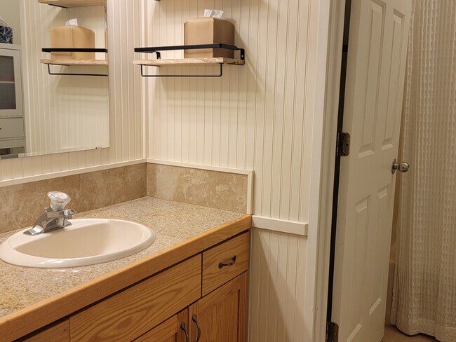 Building Photo - 6901 Robin Ct