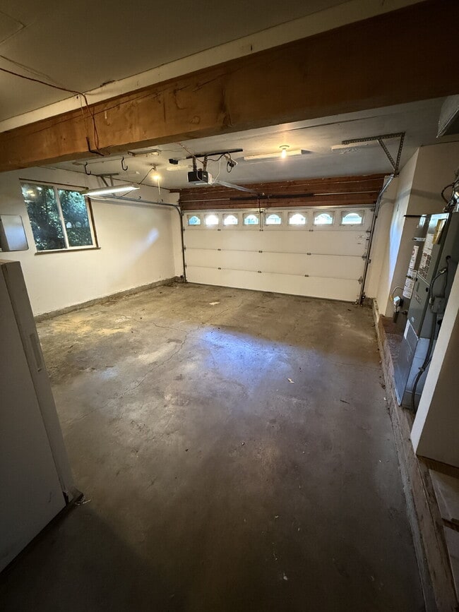 Building Photo - Spacious 4-Bedroom Retreat in Renton Available!