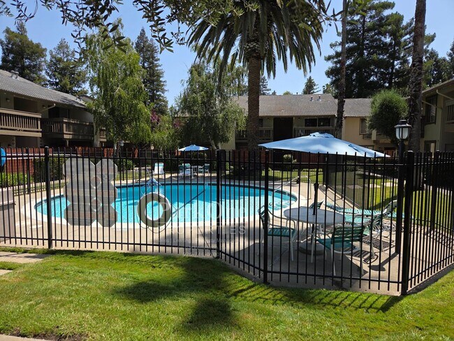 Building Photo - Super cool 2 bedroom condo with great loca...