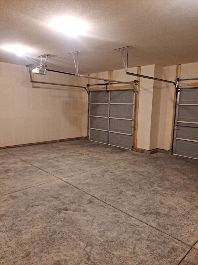 Building Photo - ALL PROSPECTIVE TENANTS MUST SUBMIT A $58 ...