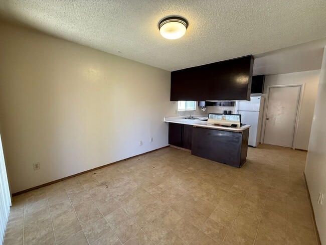 Building Photo - 3 bed 1 bath available in North Highlands!