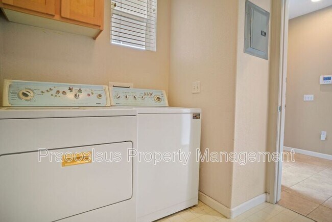 Building Photo - 2155 Caminito Leonzio