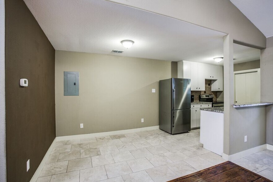 Nice area or Office Desk - 6646 E Lovers Ln