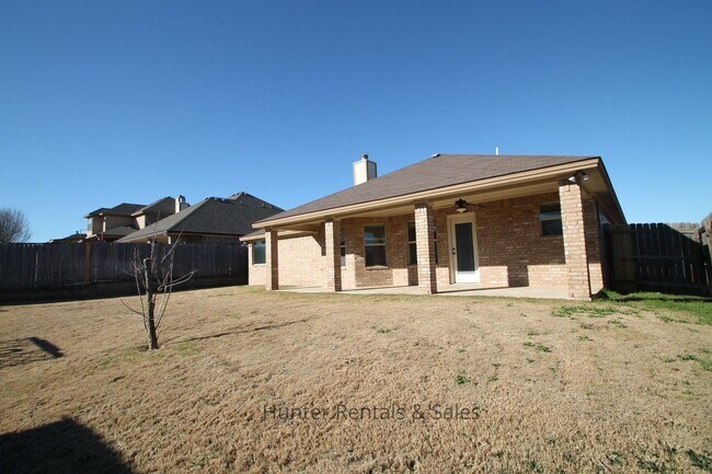 Building Photo - Evergreen Estates Beauty!