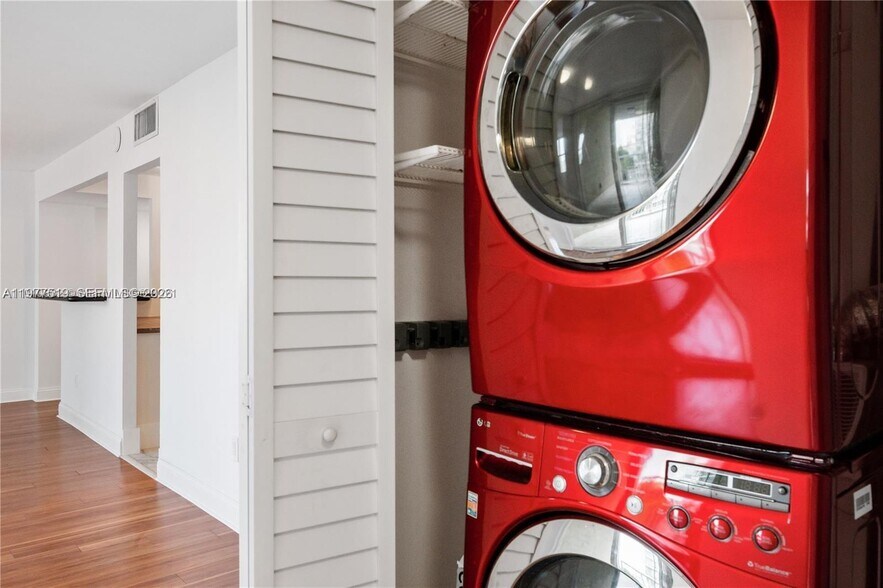 Building Photo - 1420 Brickell Bay Dr