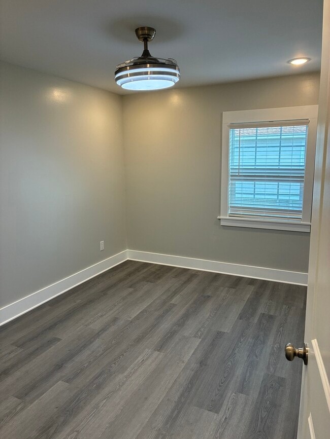 Building Photo - Beautiful 2/1.5 townhouse