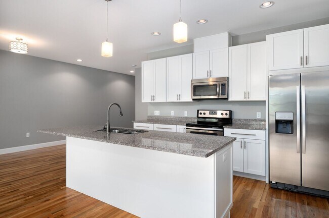 Building Photo - Beautiful & Modern 3-Bedroom Townhome near...