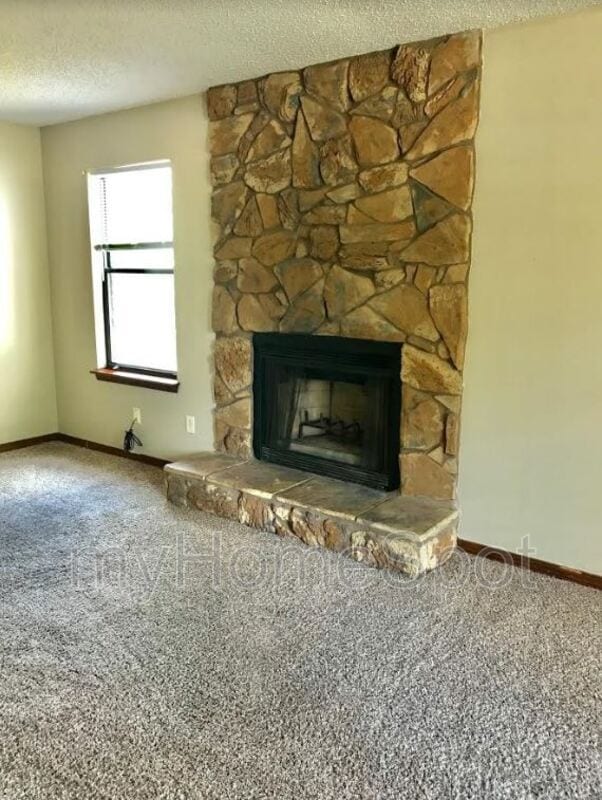 Building Photo - 10065 Hillview Dr