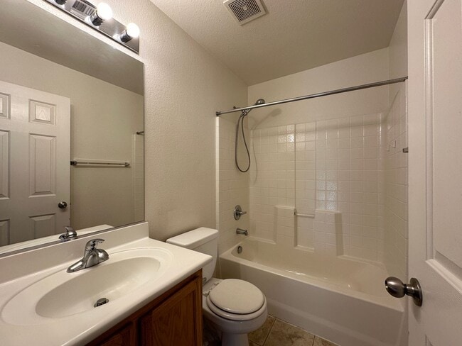 Building Photo - 3 Bedroom, 2.5 Bath, 2 Car garage