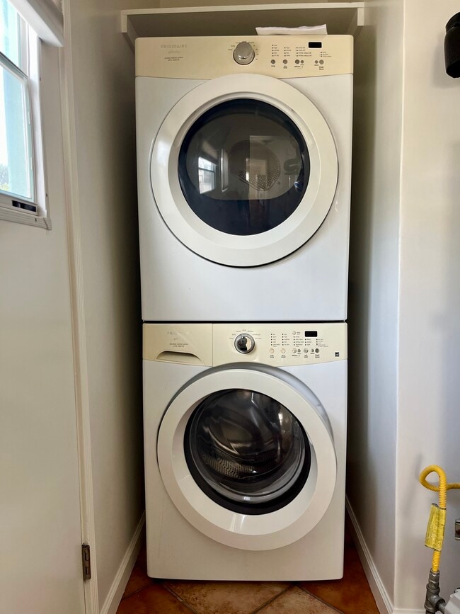 Laundry Room - 2938 Rowena Ave