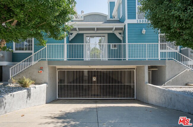 Building Photo - 13030 Moorpark St