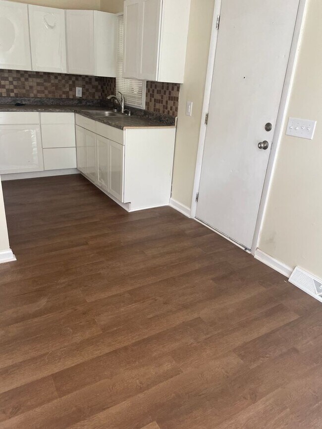 Building Photo - Adorable 3 Bedroom with Updates