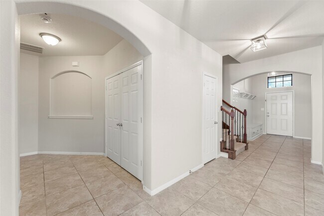 Building Photo - 5531 Drumlin Field Way