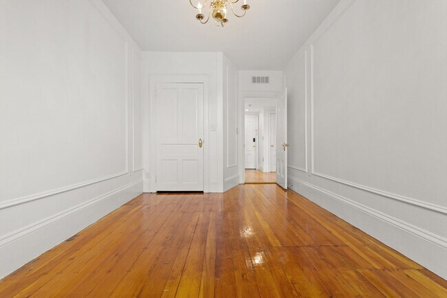 Building Photo - 127 Beacon St