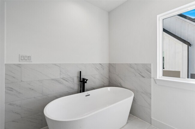 Building Photo - 4039 Buck St