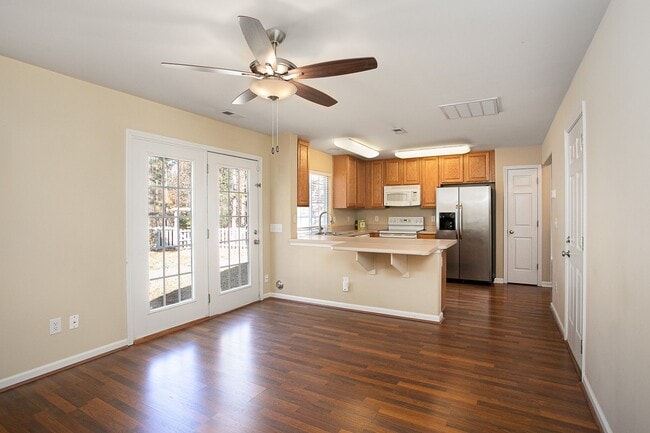 Building Photo - 3 bedroom home with large, fenced backyard convenient to RTP!