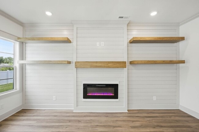 Building Photo - 3 Bedroom 2 1/2 Bath Luxury Home Near Madison Street!