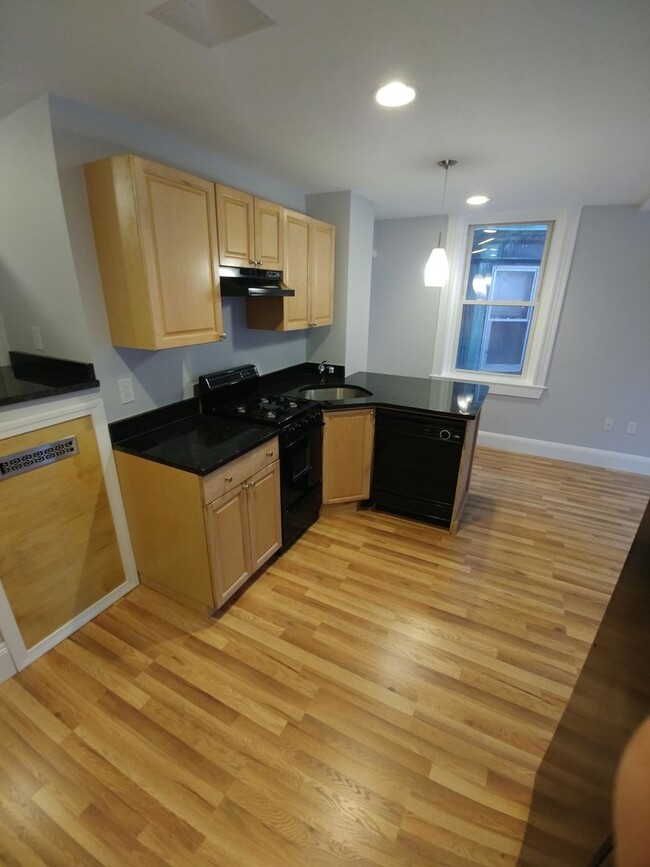 Building Photo - NORTH END 3 BED!!!!