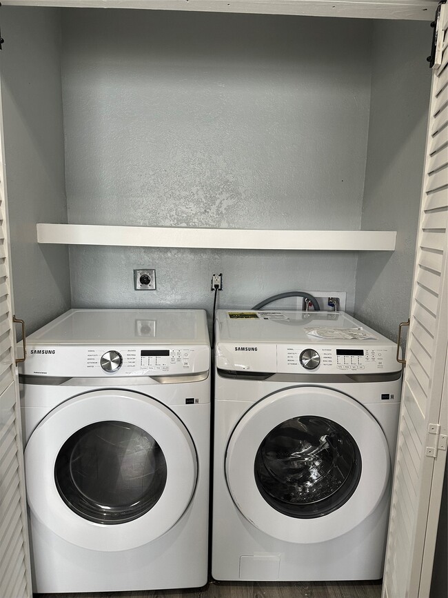 Building Photo - 502 Ave F