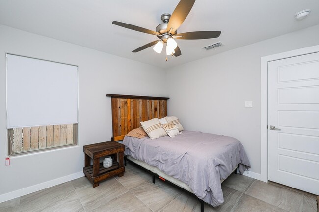 Building Photo - 1025 La Muralla St