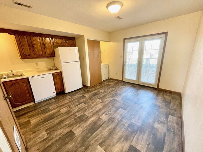 Building Photo - 3 Bedroom Townhouse with New Flooring!