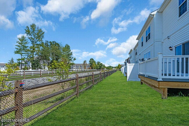 Building Photo - 10 Penny Ln
