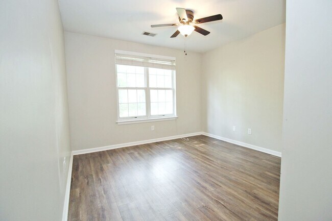 Building Photo - Available for Move-In July 20th ! 3 Bedroo...