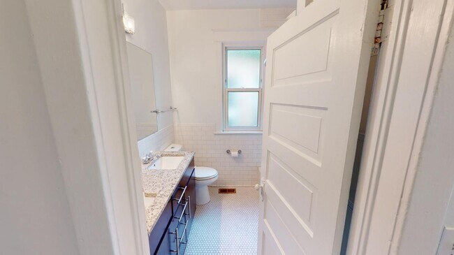 Building Photo - Recently updated Jefferson Park home with ...