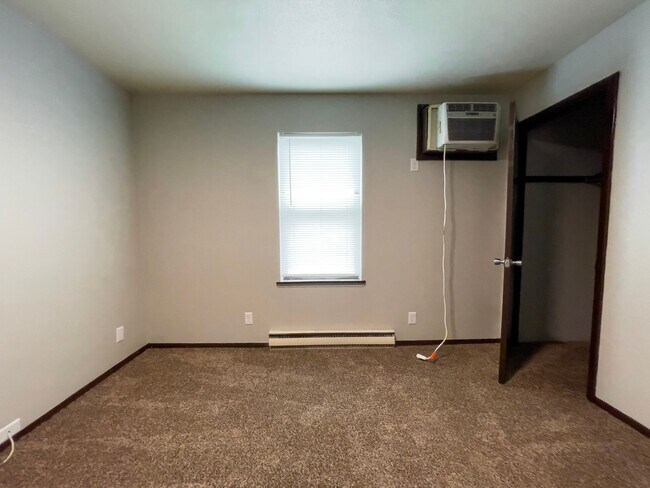 Building Photo - 2213 E Memorial Dr