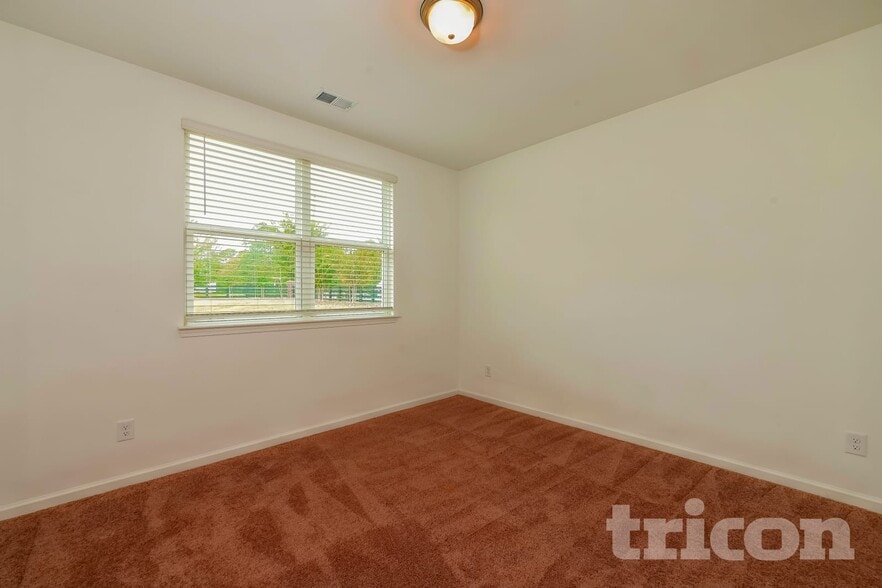 Building Photo - 117 Everett Sq