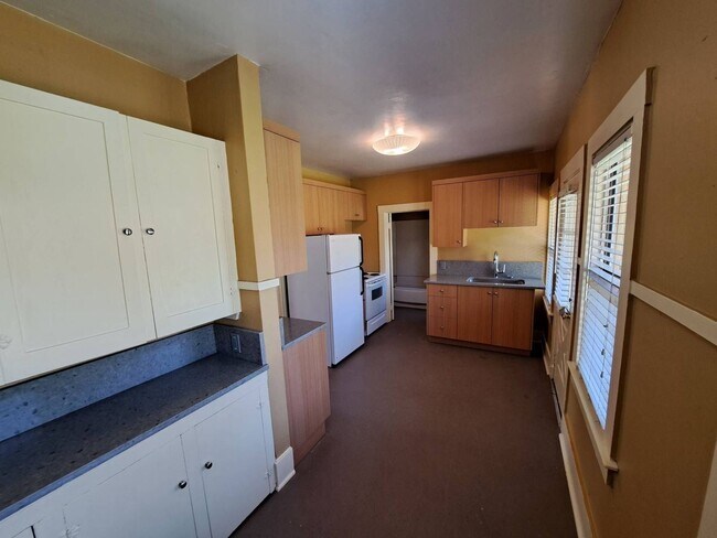 Building Photo - Historic Downtown Bend 1 Bed/1 Bath - NW Florida Ave