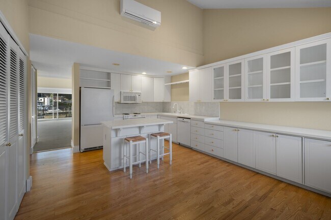 Building Photo - 2bd/1.75ba Bellevue Condo