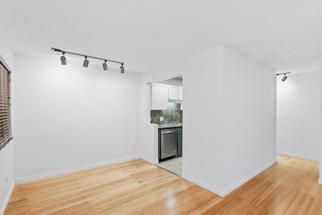 Building Photo - Desirable Lake Oswego Condo 1Bed/1Bath - Mt Park