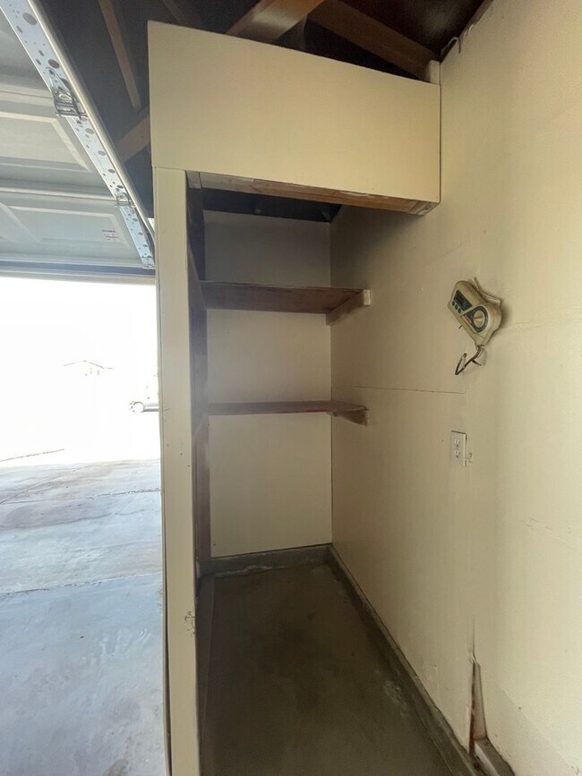 Building Photo - Victorville, 3 Bedroom, 2 Bathrooms, Large...