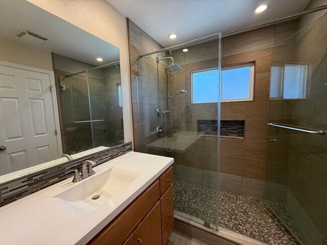 Building Photo - Updated single-level home located in the highly sought-after Killarney Farms neighborhood of Sant...