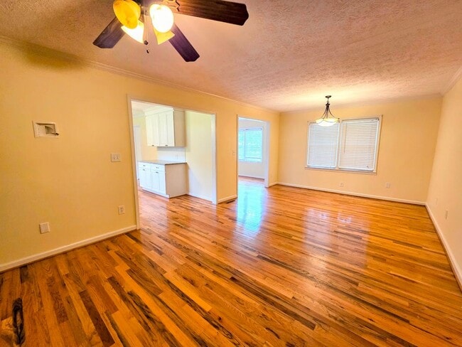Building Photo - 3 Bedroom Brick Home