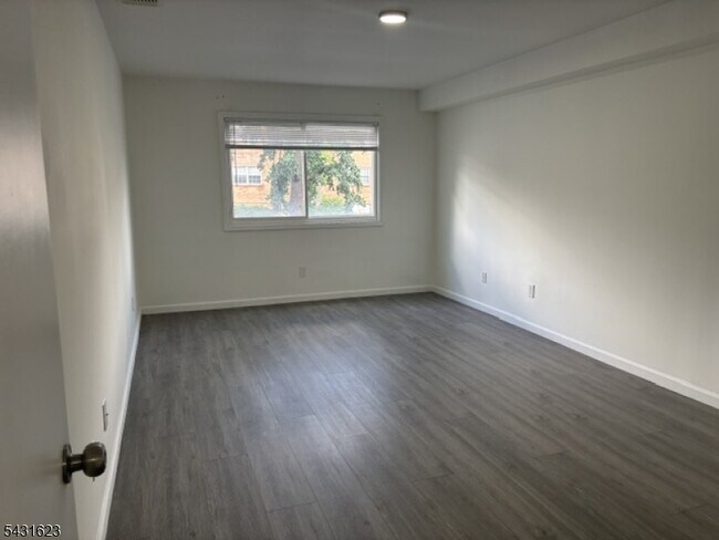 Building Photo - 392 College Dr