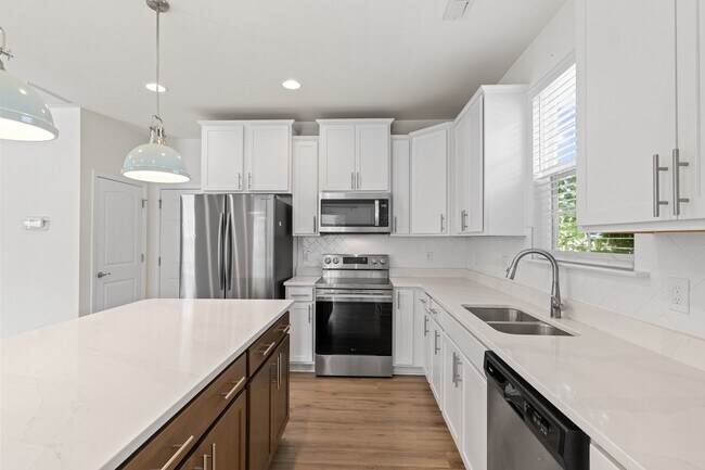 Building Photo - 404 Avery Glenn Way
