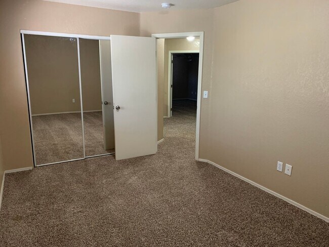 Building Photo - Wonderful 3 bedroom 2.5 bath home located in the golf course community of Western Skies