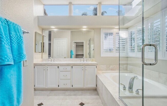 Building Photo - Vibrant 4 Bed/3 Bath Home in Oceanside