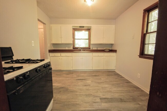 Building Photo - 2731 SE Massachusetts Ave