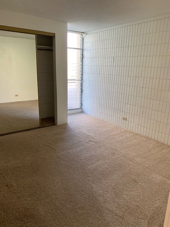 Building Photo - Three Regents Condo - 3 bedrooms, 2 bath, ...