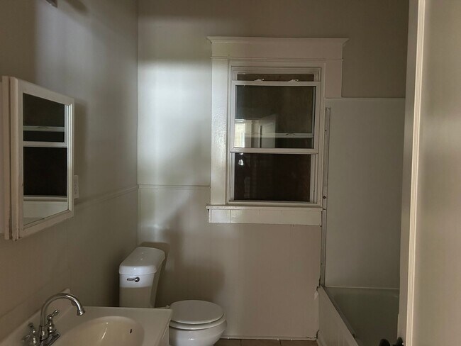 Building Photo - 4 BR 2 bath