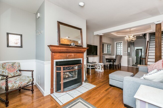 Building Photo - Amazing 3 bed 2 bath with a roof top deck ...